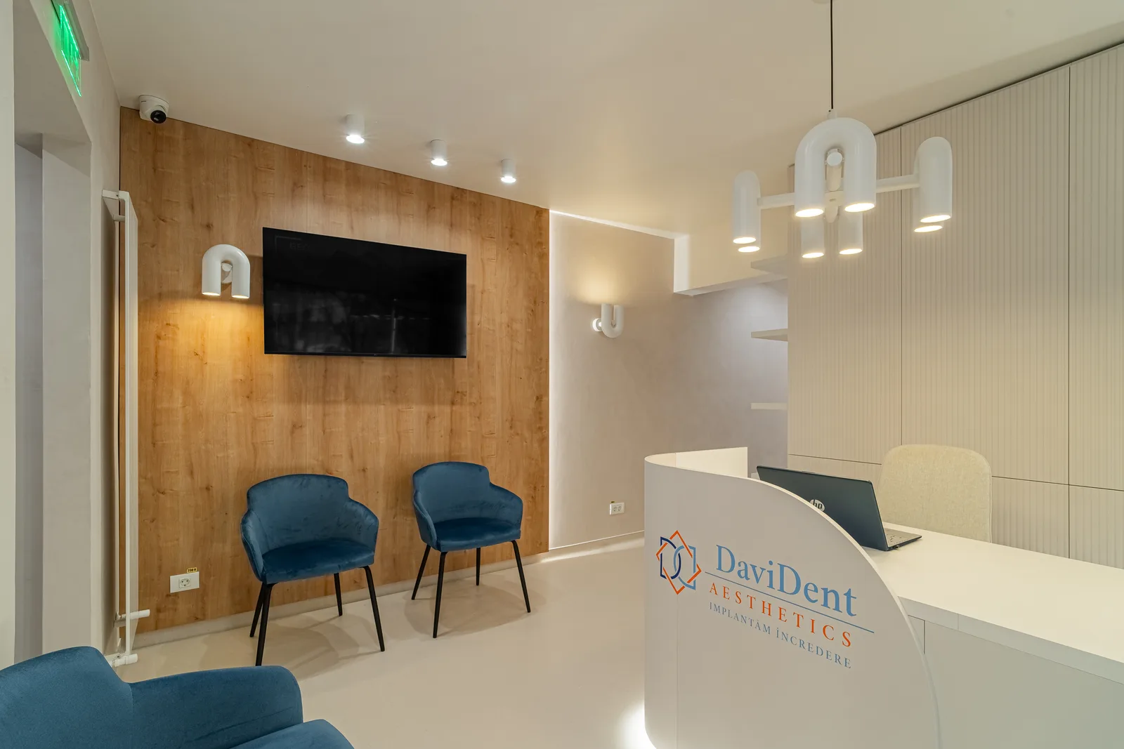 Sală de așteptare modernă în clinica Davident Aesthetics