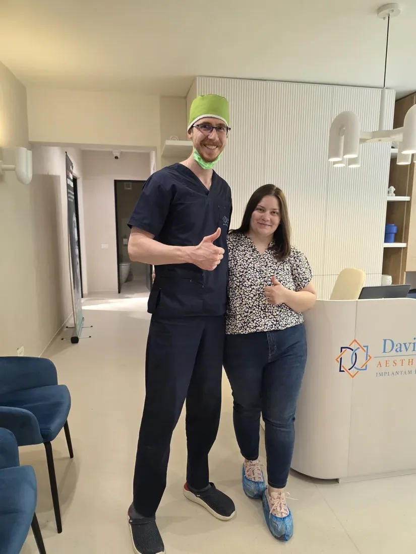 Medic și pacient la clinica stomatologică DaviDent Aesthetics, Sector 6 București (2)