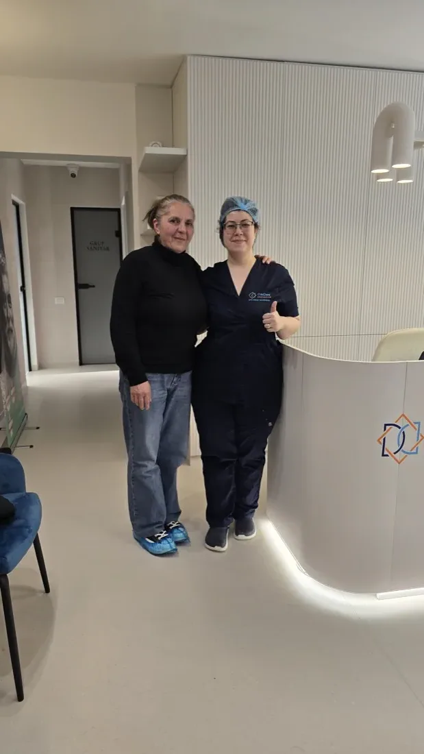 Medic și pacient la clinica stomatologică DaviDent Aesthetics, Sector 6 București (3)