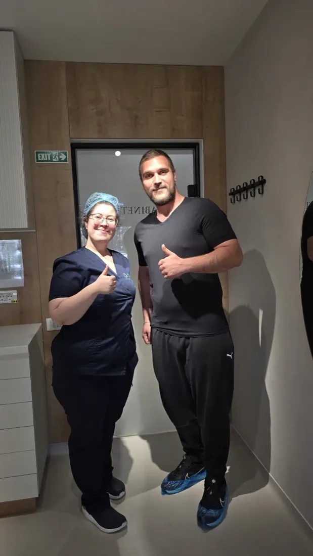Medic și pacient la clinica stomatologică DaviDent Aesthetics, Sector 6 București (4)