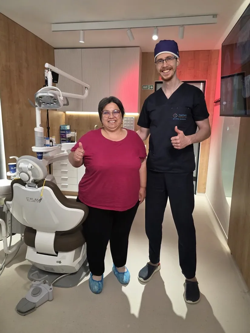 Medic și pacient la clinica stomatologică DaviDent Aesthetics, Sector 6 București (8)