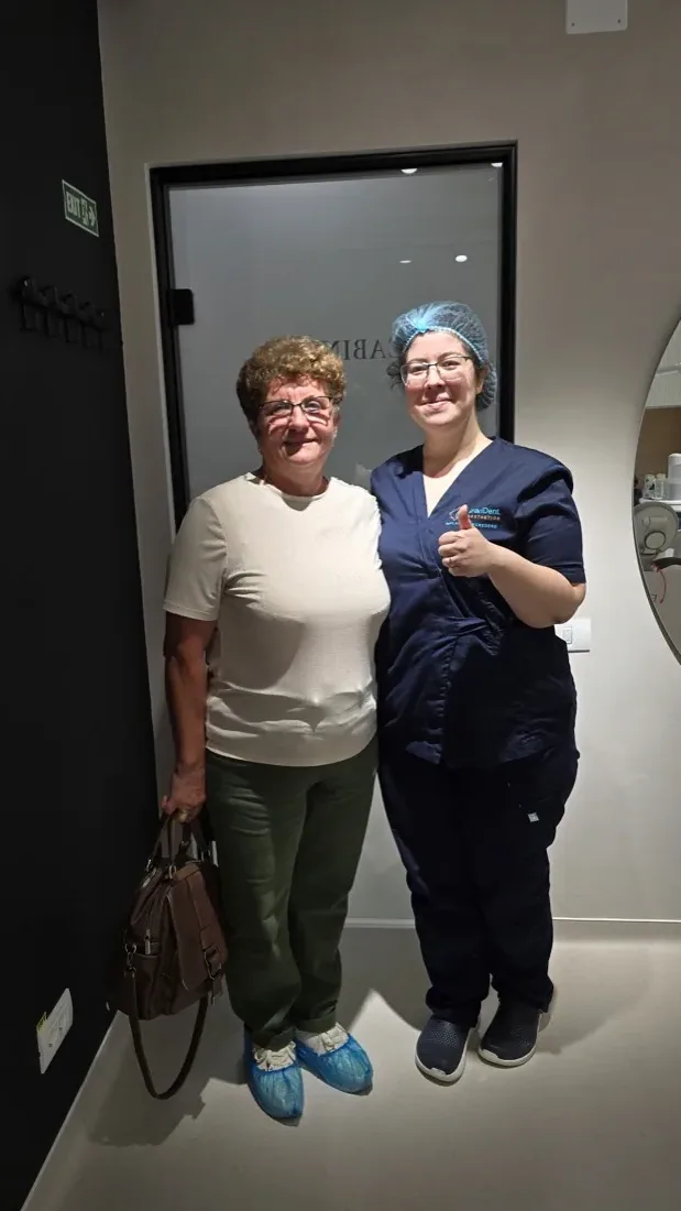 Medic și pacient la clinica stomatologică DaviDent Aesthetics, Sector 6 București (9)