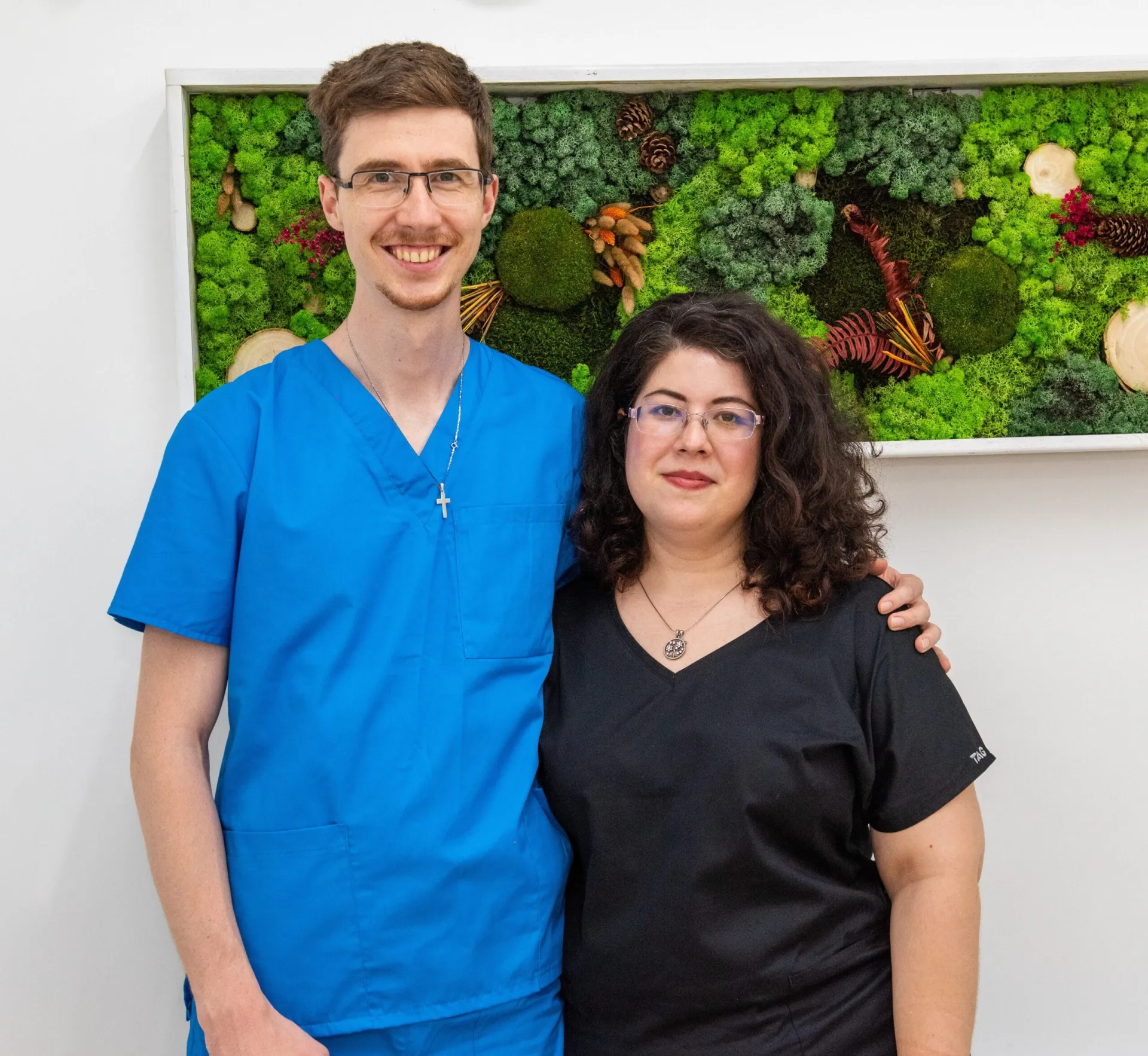 Coroană dentară din zirconiu montată pe un dinte natural la clinica DaviDent Aesthetics