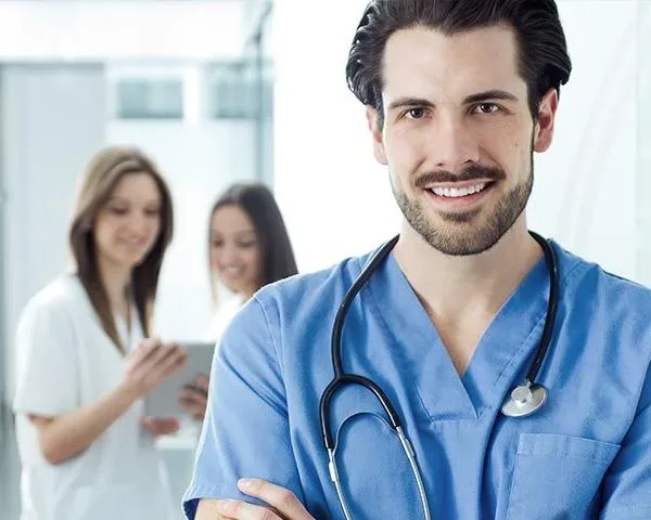 Igienizare corectă a unei coroane dentare cu periuță și ață dentară
